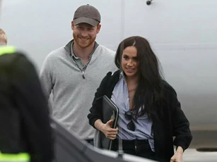 Quay về Anh, Meghan Markle đã bị "hắt hủi" không thương tiếc từ chị dâu Kate cho đến người dân, gây ra "cơn bão" dư luận chưa từng thấy