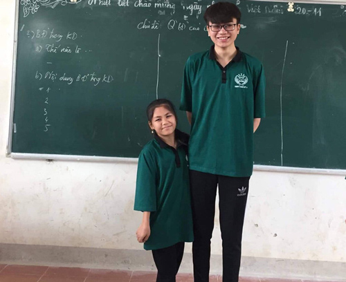 Đôi bạn "đũa lệch" chênh nhau tới nửa mét và câu chuyện đằng sau khiến dân mạng “phát sốt”