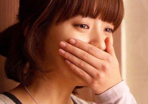 Mẹ chồng vừa qua đời chồng đã quỳ trước mộ bà rồi bắt tôi làm việc khủng khiếp