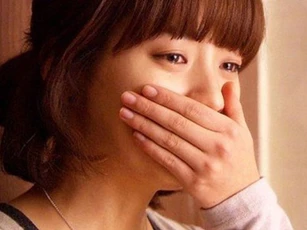 Mẹ chồng vừa qua đời chồng đã quỳ trước mộ bà rồi bắt tôi làm việc khủng khiếp