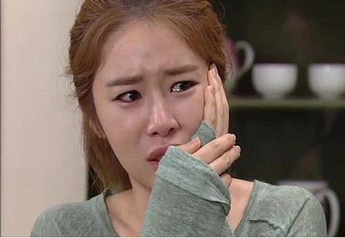 Chồng trả vợ cho nhà đẻ khi biết cô bị ung thư, đến khi vợ mất anh ta lại một mực đòi mang về chôn cất chỉ vì...