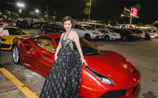 Ca sĩ Nguyễn Hồng Nhung đi sự kiện bằng siêu xe Ferrari 11 tỷ - Ảnh 2.