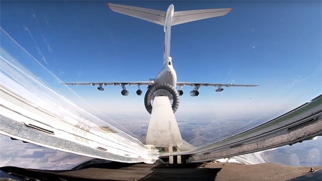 Máy bay ném bom Nga tiếp liệu ngoạn mục ở độ cao 5.000 m - 1