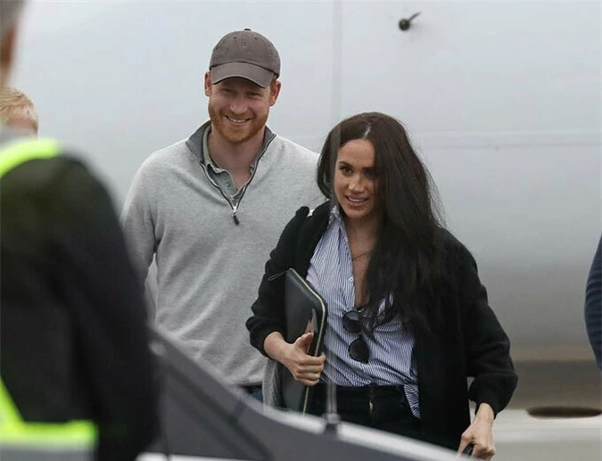 Quay về Anh, Meghan Markle đã bị &quot;hắt hủi&quot; không thương tiếc từ chị dâu Kate cho đến người dân, gây ra &quot;cơn bão&quot; dư luận chưa từng thấy - Ảnh 2.