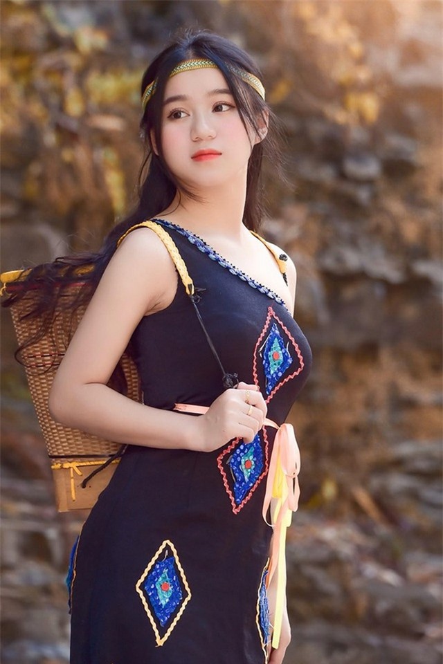 Thiếu nữ Đắk Lắk đẹp hút hồn trong trang phục dân tộc Ê Đê - 2