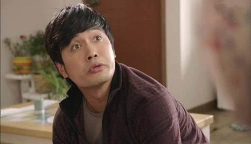 Chồng run rẩy rơi cả bát cơm trên tay khi thấy ô sin ôm miệng chạy vào nhà vệ sinh nôn ọe