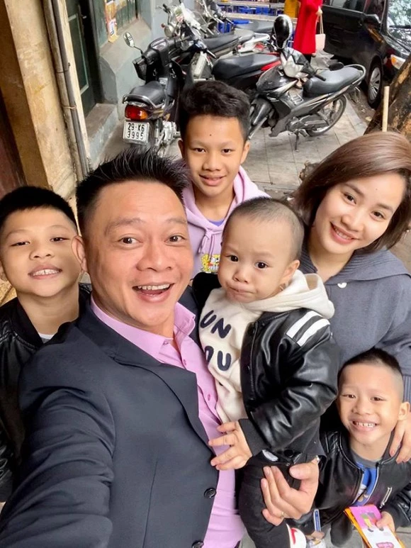 Vợ chồng BTV Quang Minh bất ngờ chia sẻ về con trai thứ 4.