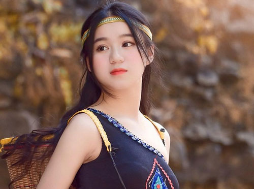 Thiếu nữ Đắk Lắk đẹp hút hồn trong trang phục dân tộc Ê Đê