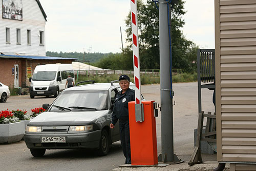 Trạm kiểm soát thành phố Zelenogorsk . Ảnh : Pavel Orlov