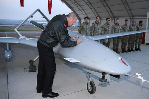 Tổng thống Thổ Nhĩ Kỳ Erdogan ký tên lên một chiếc UCAV Bayraktar TB2 của Quân đội Thổ Nhĩ Kỳ (TAF).