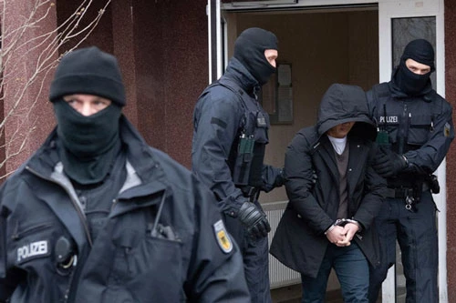 Cảnh sát Đức ngày 3/3 bắt giữ nghi phạm trong đường dây nhập cảnh trái phép tại Berlin. Ảnh: AP.