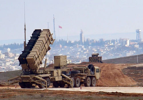 Thổ Nhĩ Kỳ đề nghị Mỹ tái triển khai tên lửa Patriot ở sát biên giới Syria, sau khi nhóm phiến quân thân Ankara bị cường kích Nga tấn công.
