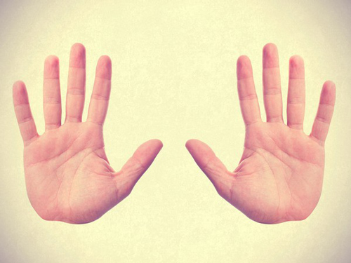 Điềm phúc trên bàn tay báo hiệu thần Tài đang "mỉm cười" chào đón, chuẩn bị nhận lộc căng túi