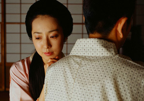 1 giờ sáng, anh trai đập cửa xông vào phòng quát mắng và đòi đánh tôi vì “gây tội tày đình”, tôi uất nghẹn phải bỏ đi ngay trong đêm đó