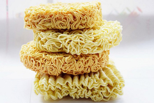 3 sai lầm ăn mì tôm buổi sáng khiến chân to, đùi béo