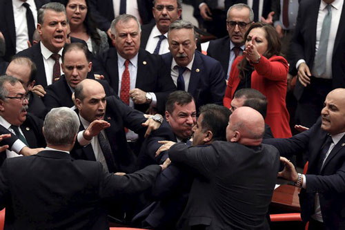 Một người lên án ông Erdogan vì chiến dịch Idlib, dàn nghị sĩ Thổ Nhĩ Kỳ lao vào "ăn thua đủ"