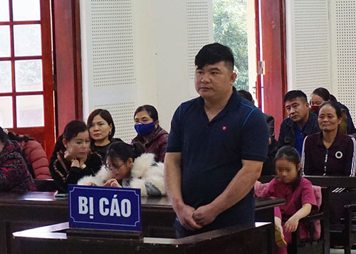 Nghệ An: Không được nói chuyện, đổ xăng đốt phòng người tình