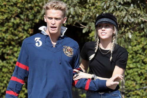 Miley Cyrus và tình mới “tậu” hình xăm đôi