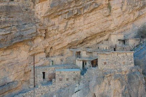 'Ớn lạnh' với ngôi làng trên vách núi hiểm trở