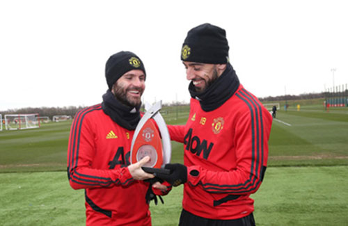 Vừa tới M.U, Bruno Fernandes đã giành được giải thưởng đặc biệt