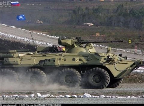 BTR-82AT Nga phoi hop voi ve tinh khi chien dau
