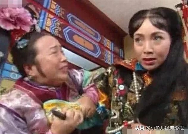 'Hạt sạn' lộ liễu trong Hoàn Châu cách cách: Xuất hiện giày da, nhẫn vàng giữa thời phong kiến; cảnh thay đổi trang phục như trò đùa 10