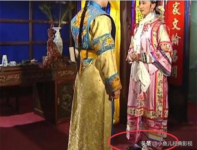 'Hạt sạn' lộ liễu trong Hoàn Châu cách cách: Xuất hiện giày da, nhẫn vàng giữa thời phong kiến; cảnh thay đổi trang phục như trò đùa 0
