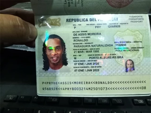 Ronaldinho bị bắt vì sử dụng hộ chiếu giả - 1