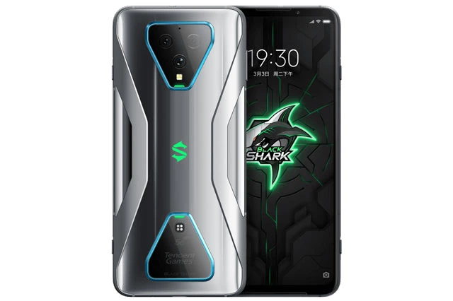 “Trái tim” của Xiaomi Black Shark 3 là chip Qualcomm Snapdragon 865 (7nm +) lõi 8 với xung nhịp tối đa 2,84 GHz, GPU Adreno 650. Vi xử lý này được tích hợp modem thu sóng 5G. RAM 8 GB/ROM 128 GB, RAM 12 GB/ROM 128 GB hoặc RAM 12 GB/ROM 256 GB, không có khay cắm thẻ microSD. Máy dùng chuẩn RAM LPDDR5 bộ nhớ UFS 3.0. Hệ điều hành Android 10.0.