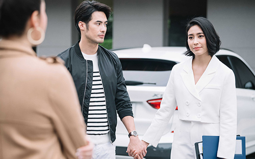 Chồng hung hăng đòi đánh vợ để ra oai với bồ, trước bàn dân thiên hạ, vợ chìa ra một tập giấy khiến anh sợ xanh mắt mèo và thay đổi trong chớp mắt