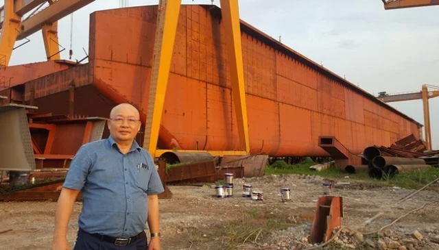 Ông Nguyễn Tăng Cường đứng trước con tàu cảng nước sâu đa năng.