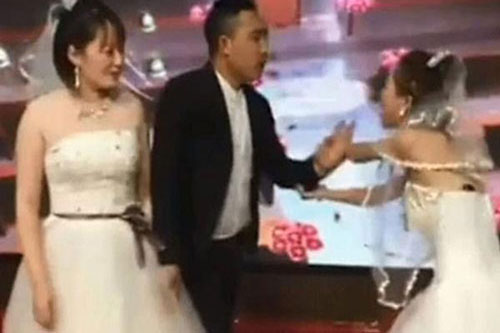 Ngày người yêu cũ đi lấy vợ tôi đến tặng anh bức ảnh chụp cảnh cô dâu thường lui tới một nghĩa trang thắp hương và hé lộ bí mật động trời