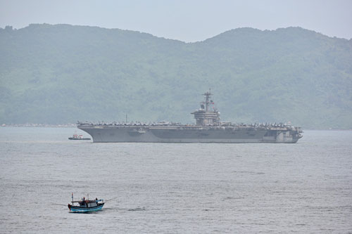 Tàu sân bay Mỹ tiến vào Đà Nẵng