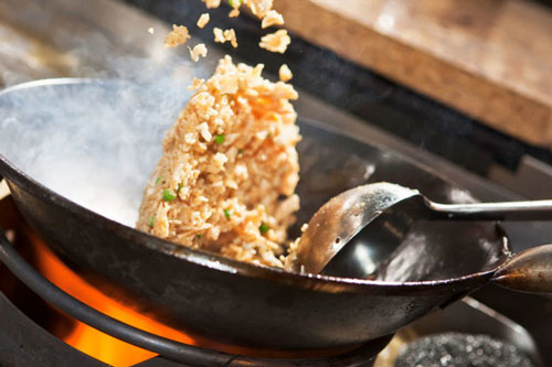 Các nhà khoa học vừa chỉ ra cách lắc chảo để rang cơm ngon nhất có thể