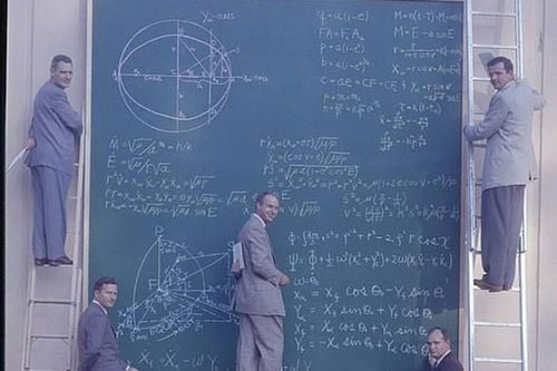 Ngày xưa khi chưa có máy tính thì đây là cách các nhà khoa học NASA tính toán, nhìn chất và ngầu quá