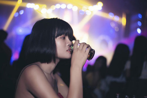 Một ngày, bố em dẫn về người đàn ông sẵn sàng làm bố đứa bé trong bụng chị gái, nhưng vừa nói được vài câu, chị giận dữ đứng dậy bỏ đi