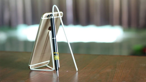 CLIP: Chế móc quần áo thành giá đỡ điện thoại độc đáo
