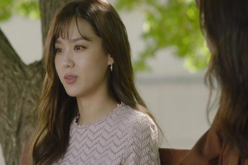 Ra thăm mộ chồng, tôi bàng hoàng khi thấy một cô gái dúi vào tay tôi cả xấp tiền dày cộp thay lời cảm ơn