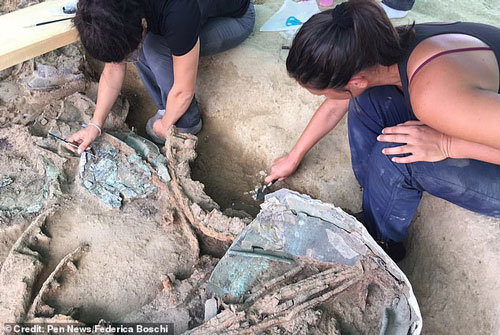 Xây nhà, đào được… "hoàng tử ma" 2.700 tuổi trên xe ngựa đầy châu báu