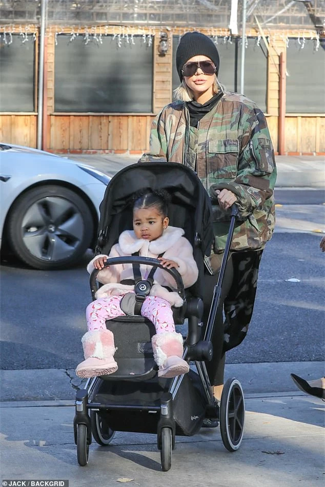 Nữ tỷ phú Kylie Jenner quyết định không cho con bú mẹ mà nuôi bé bằng sữa bình, lý do là gì? - Ảnh 3.