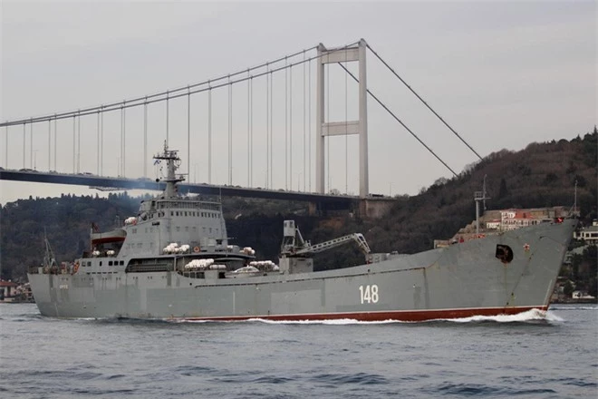 TT Putin tung đòn hiểm: Cấp tốc triển khai tàu chiến, máy bay trấn áp Thổ Nhĩ Kỳ ở Syria - Ảnh 1.