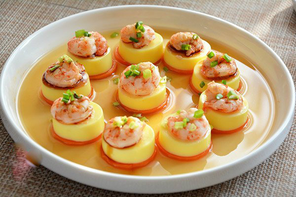 Tôm hấp đậu hũ vừa thanh vừa đậm, thơm ngon hấp dẫn, cả nhà đều gật gù khen khéo