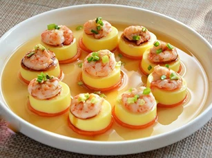 Tôm hấp đậu hũ vừa thanh vừa đậm, thơm ngon hấp dẫn, cả nhà đều gật gù khen khéo