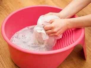 Thấy vợ đổ rượu vào áo sơ mi, chồng định mắng nhưng thấy kết quả thì "trầm trồ"