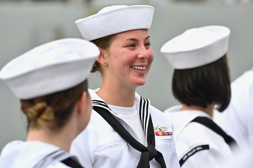 Những “bóng hồng” Hải quân Mỹ trên tàu sân bay, tàu tuần dương thăm Đà Nẵng