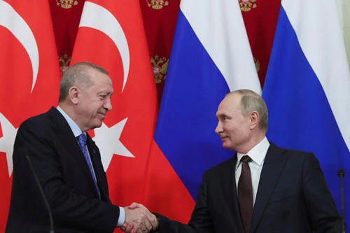 Tổng thống Nga V. Putin và Tổng thống Thổ Nhĩ Kỳ R. Erdogan ký một thoả thuận chung về tình hình Idlib. Ảnh: AP.