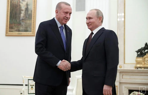 Tổng thống Nga Vladimir Putin (phải) trong cuộc gặp Tổng thống Thổ Nhĩ Kỳ Recep Tayyip Erdogan. Ảnh: Reuters.