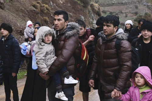 Người di cư tại biên giới Hy Lạp - Thổ Nhĩ Kỳ. (Ảnh: AP)