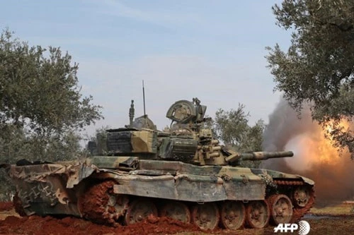 Phiến quân Syria khai hỏa pháo nòng trơn 125mm 2A46M-5 trên xe tăng T-90 vào vị trí quân chính phủ tại tỉnh Aleppo hôm 20/2 (Ảnh: AFP).