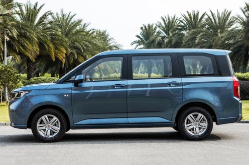 1. Wuling Hongguang (doanh số: 374.878 chiếc).